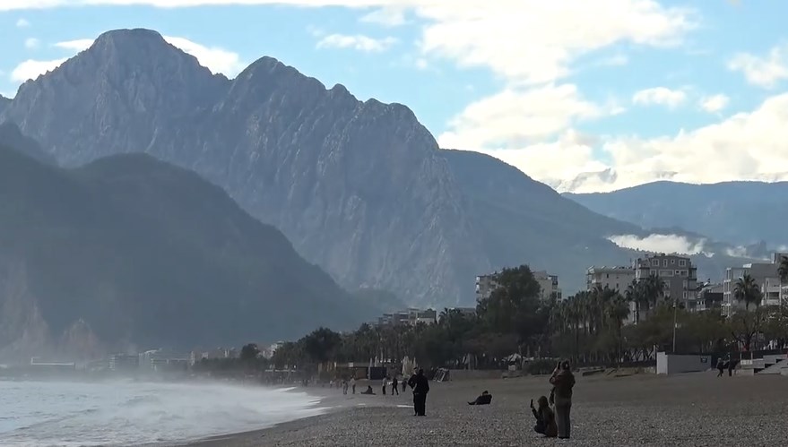 Hava değişimi şaşkınlık yarattı: Antalya’da 3 saatte 4 mevsim